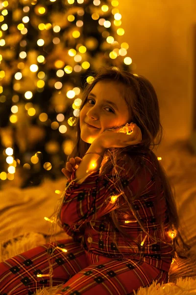 Niña Misteriosa Mágica Con Una Lata Con Una Guirnalda Luminosa —  Fotos de Stock
