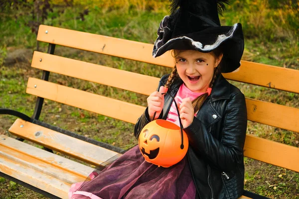 Menina Chapéu Bruxa Parque Outono Criança Divertindo Halloween Truque Deleite — Fotografia de Stock