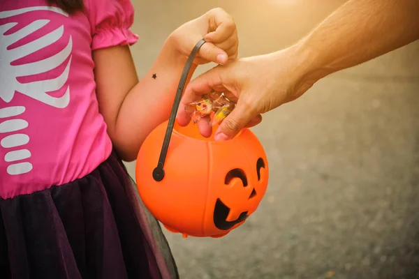 Маленькая Девочка Сладость Гадость Хэллоуин — стоковое фото