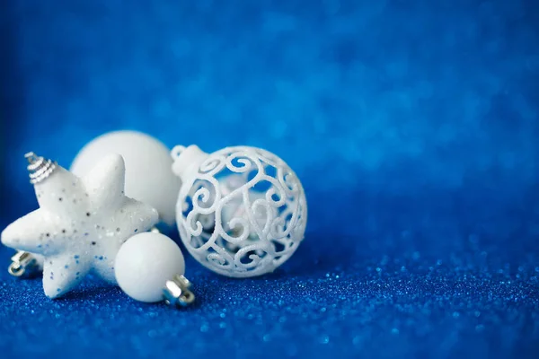 Білі Різдвяні Кульки Зірка Прикраса Блискучому Синьому Фоні — стокове фото