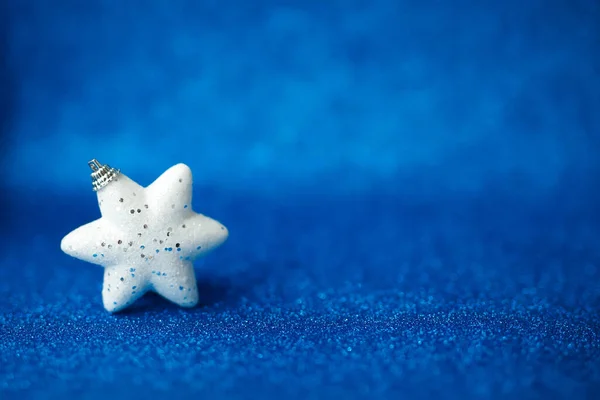 Weihnachtskarte Kopierraum Weiße Sterndekoration Auf Blauem Glitzerhintergrund — Stockfoto