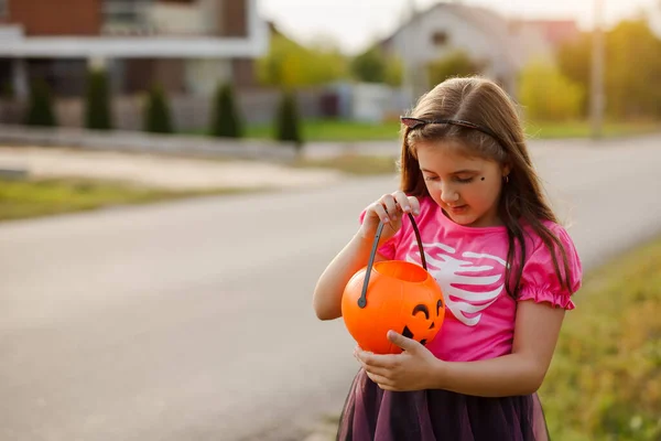 Portrait Smiling Girl Halloween Dress Looks Pumpkin Candy Bucket Funny — Stock Photo, Image