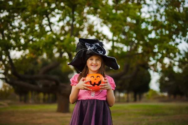 Retrato Menina Traje Bruxa Chapéu Preto Celebrar Halloween Livre Floresta — Fotografia de Stock