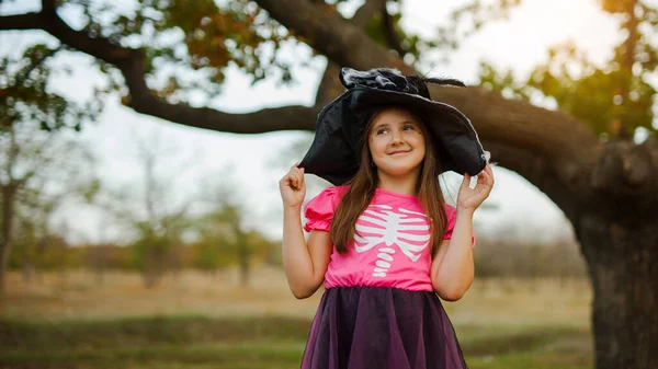 Halloween Hermoso Retrato Una Linda Chica Vestido Sombrero Negro Bosque —  Fotos de Stock