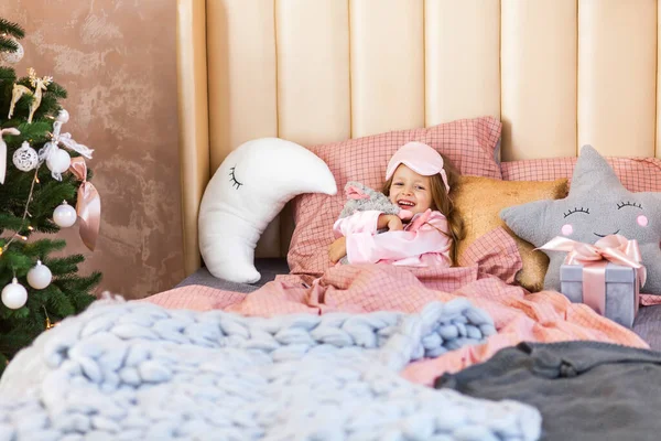 Ωραίο Χαριτωμένο Κοριτσάκι Ντυμένο Πιτζάμες Ξαπλωμένο Στο Κρεβάτι Παιχνίδια Παραμονή — Φωτογραφία Αρχείου