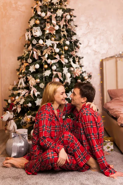 Joyeux Noël Joyeuses Fêtes Couple Passion Amoureux Ont Plaisir Embrasser — Photo