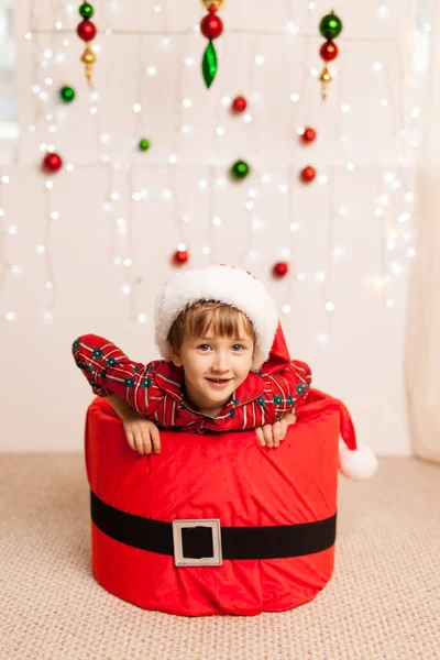 Divertido Feliz Hermoso Niño Sentado Una Gran Caja Roja Regalo — Foto de Stock