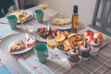 Masa örtüsü - pişmiş yumurta, meyve, çay ve kahve masada ince rustik kahvaltı