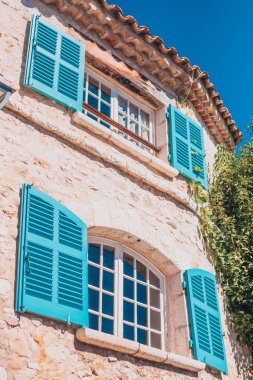 Güneş ışığına - deniz manzaralı açık ahşap kepenkleri ile binanın Vintage pencere eşiği