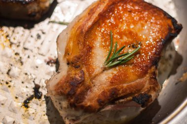 Büyük parça et bir tavada kavurma güçlü