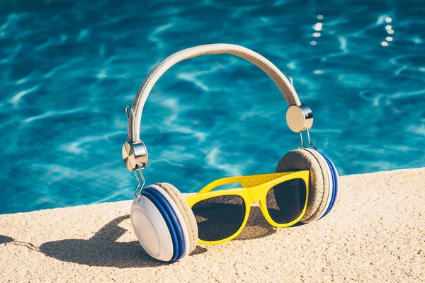 Hipster Set - parlak plastik güneş gözlüğü ve kulaklık