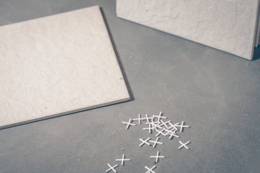 Yerdeki döşeme döşeme, döşeme, malzeme ve ekipman için hazır.