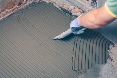 Profesyonel, karo bakan işleri elinde fayans döşeme aracı