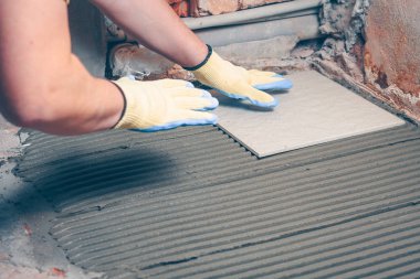 Kiremitçi karo yükleme bitirme ve işleri bakan yerde gerçekleştirir.