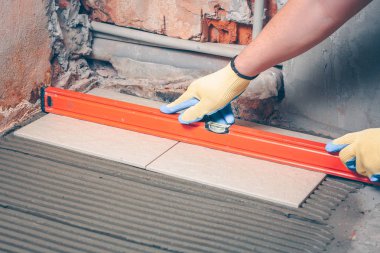 Karo fayans yapı düzeyi yardımı ile katta koydu düzeyini denetler