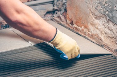 İşçinin ellerini yerdeki döşemeye monte