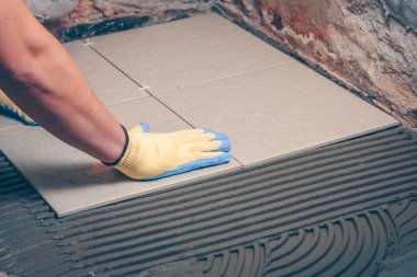 İş bitirme evde, yerde fayans döşeme