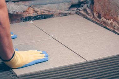 Zemindeki fayans üzerinde tiler presler