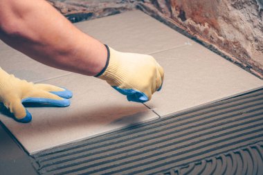 Döşeme, hizalama için gergin dikişte plastik haçlar yeralır