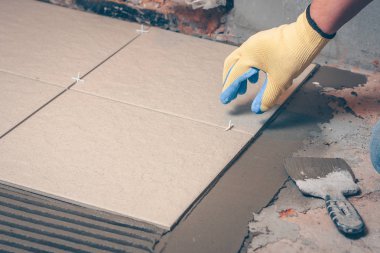 Döşeme, hizalama için gergin dikişte plastik haçlar yeralır