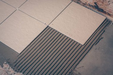 Çini eserler karşı karşıya evde çalışır