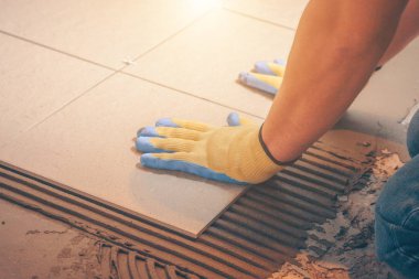 Zemindeki fayans üzerinde tiler presler