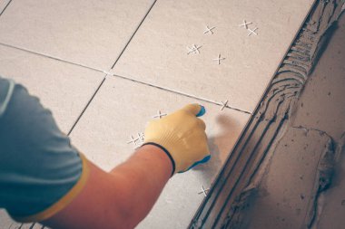 Döşeme, hizalama için gergin dikişte plastik haçlar yeralır