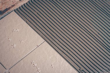 İş bitirme evde, yerde fayans döşeme