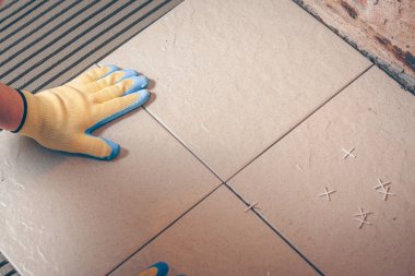 İşçi profesyonel banyo döşeme, zemin döşeme koyar