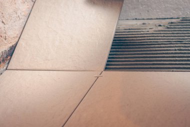 İşçi bir kiremit kaplama ve işleri bakan bir katta yüklemesini gerçekleştirir