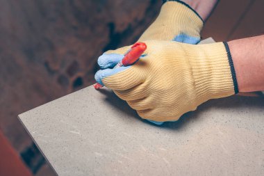 Çini karo yer işareti tarafından kesme işaretleri