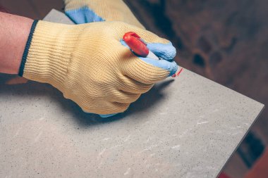 Çini karo yer işareti tarafından kesme işaretleri