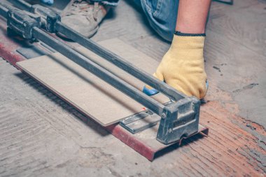 Kiremitçi el kiremit kesici ile karo yere keser.