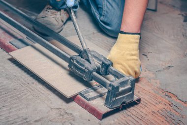 Kiremitçi el kiremit kesici ile karo yere keser.