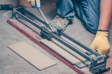 İş bitirme manuel kiremit kesici, kiremitçi kullanır