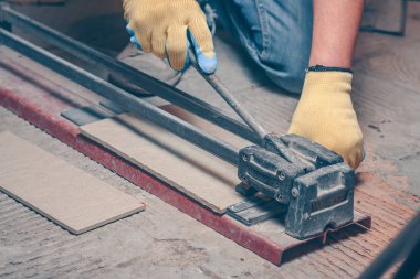 İş bitirme manuel kiremit kesici, kiremitçi kullanır