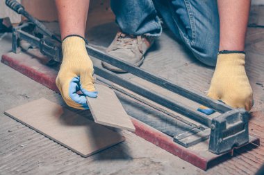 Yerdeki çini karo kesici dar şeritler ile kesilerek