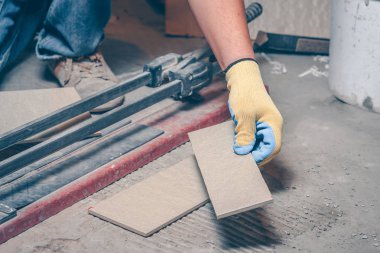 Kiremit katta kesti, alt döşeme gerekli parça alır