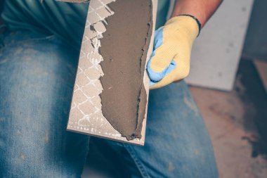 Kirişler elinde tutkal ile dar fayans, terbiye işleri