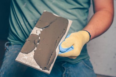 Kiremitçi bir mala kutunun arkasına doğru bir spatula ile geçerlidir