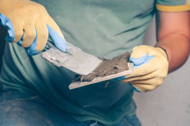 İş bitirme evde, yerde fayans döşeme