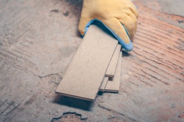 Kiremit katta kesti, alt döşeme gerekli parça alır