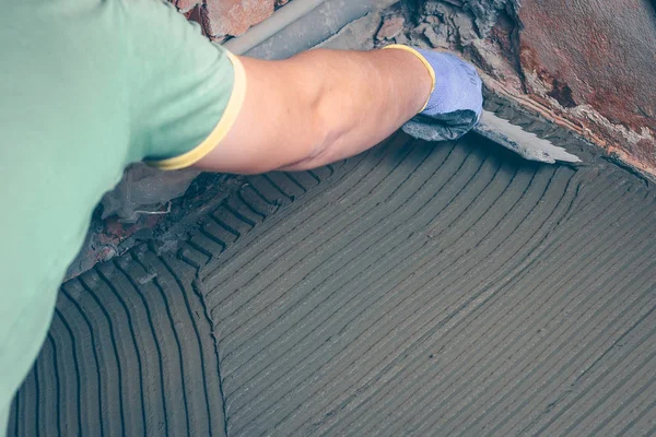 Kiremitçi tutkal çentikli bir mala ile uygulanır.