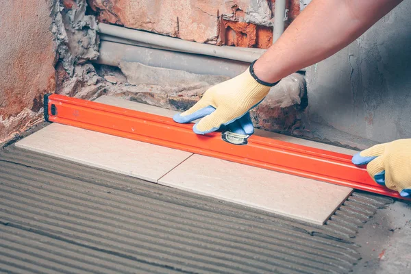 Karo fayans yapı düzeyi yardımı ile katta koydu düzeyini denetler