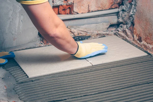 Zemindeki fayans üzerinde tiler presler