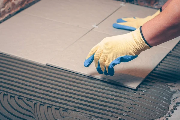 İşçinin ellerini yerdeki döşemeye monte