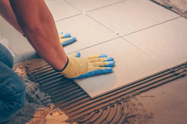 Zemindeki fayans üzerinde tiler presler