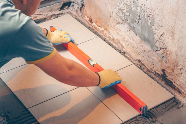 Karo fayans yapı düzeyi yardımı ile katta koydu düzeyini denetler