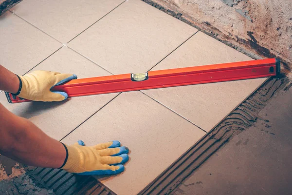 Çini eserler karşı karşıya evde çalışır