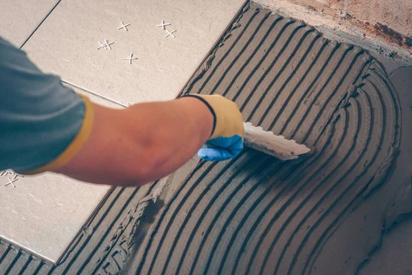 İş bitirme evde, yerde fayans döşeme